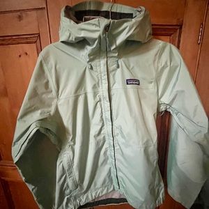Like new Women’s Patagonia outerwear! Windbreaker is in perfect condition!